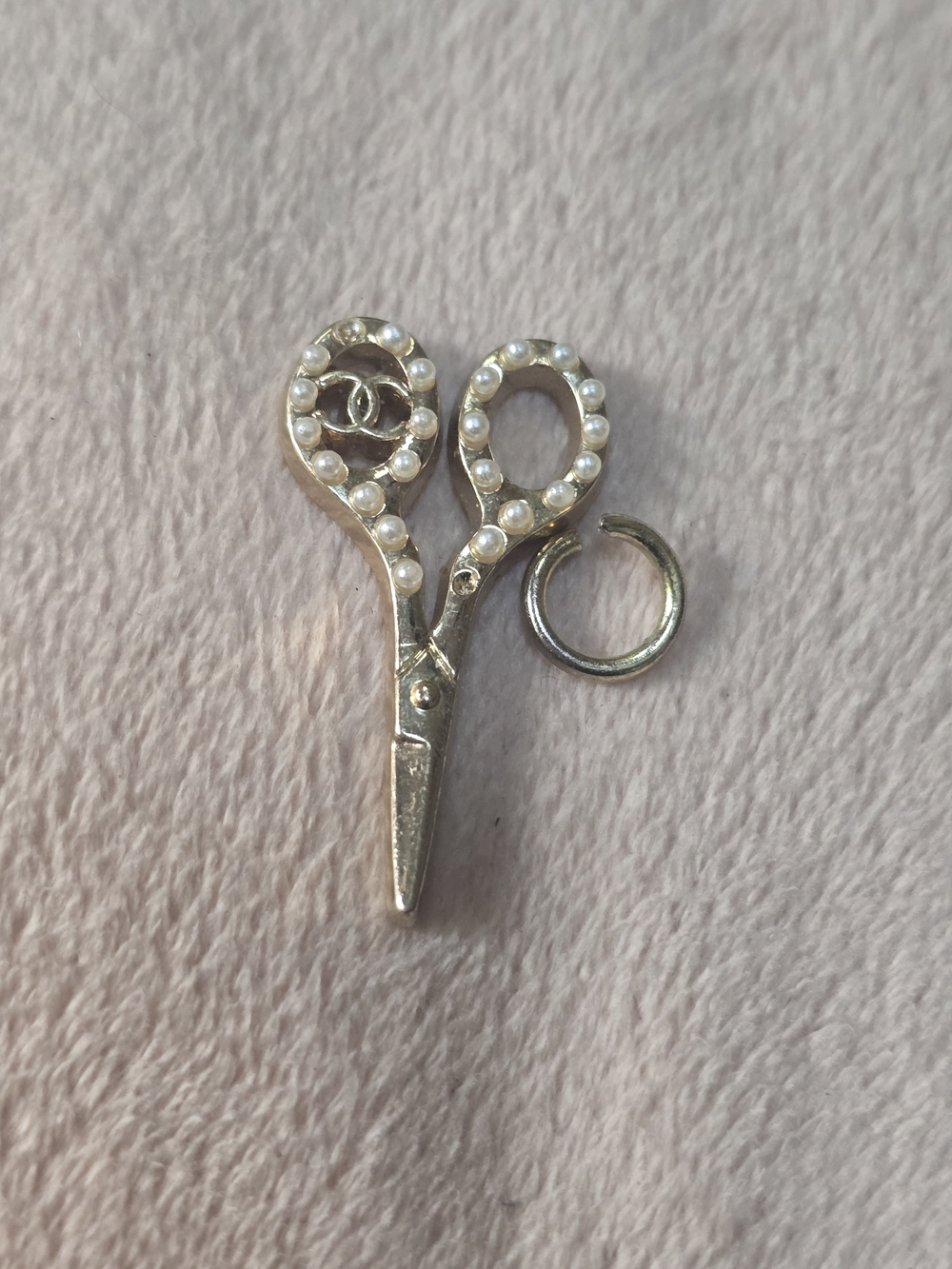 Pearl-Embellished Gold Tone Scissor Charm